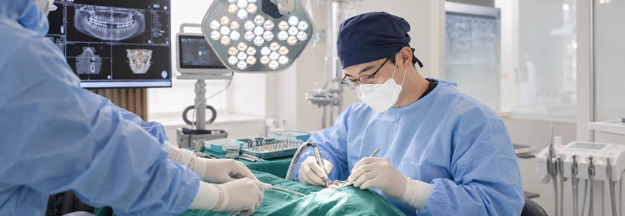 手術室で睡眠状態の患者を治療する医療スタッフ