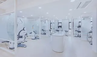 明るい照明のオープン診療室の全景